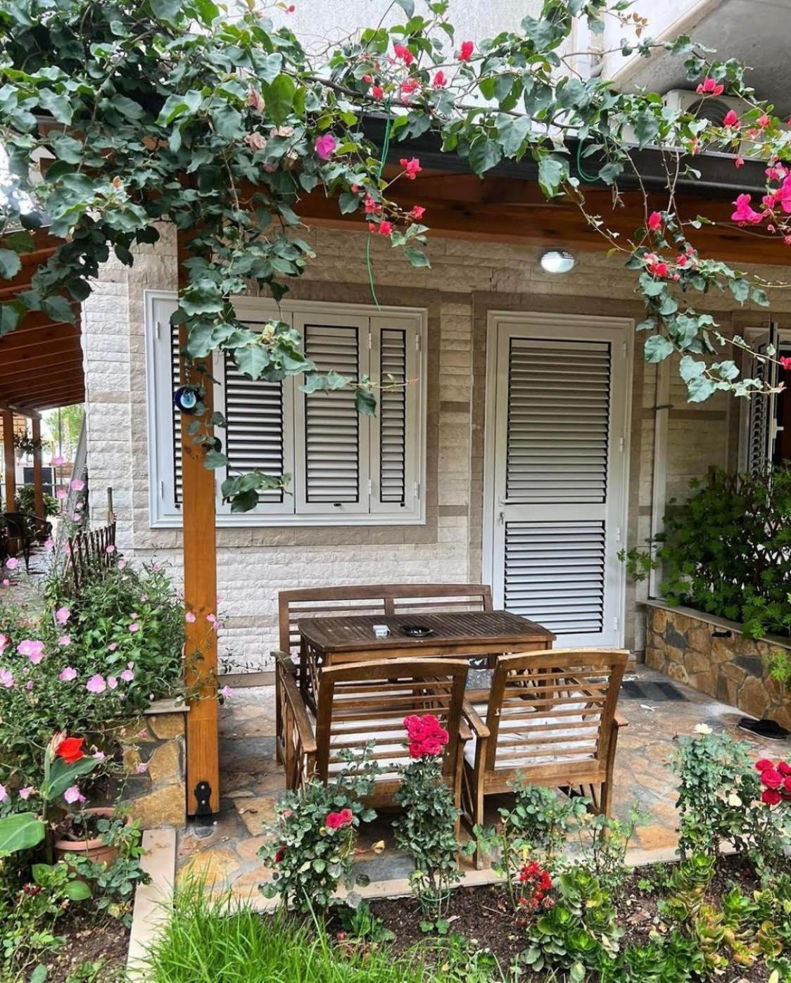 Guest Room Angolo Toscano Vlorë エクステリア 写真